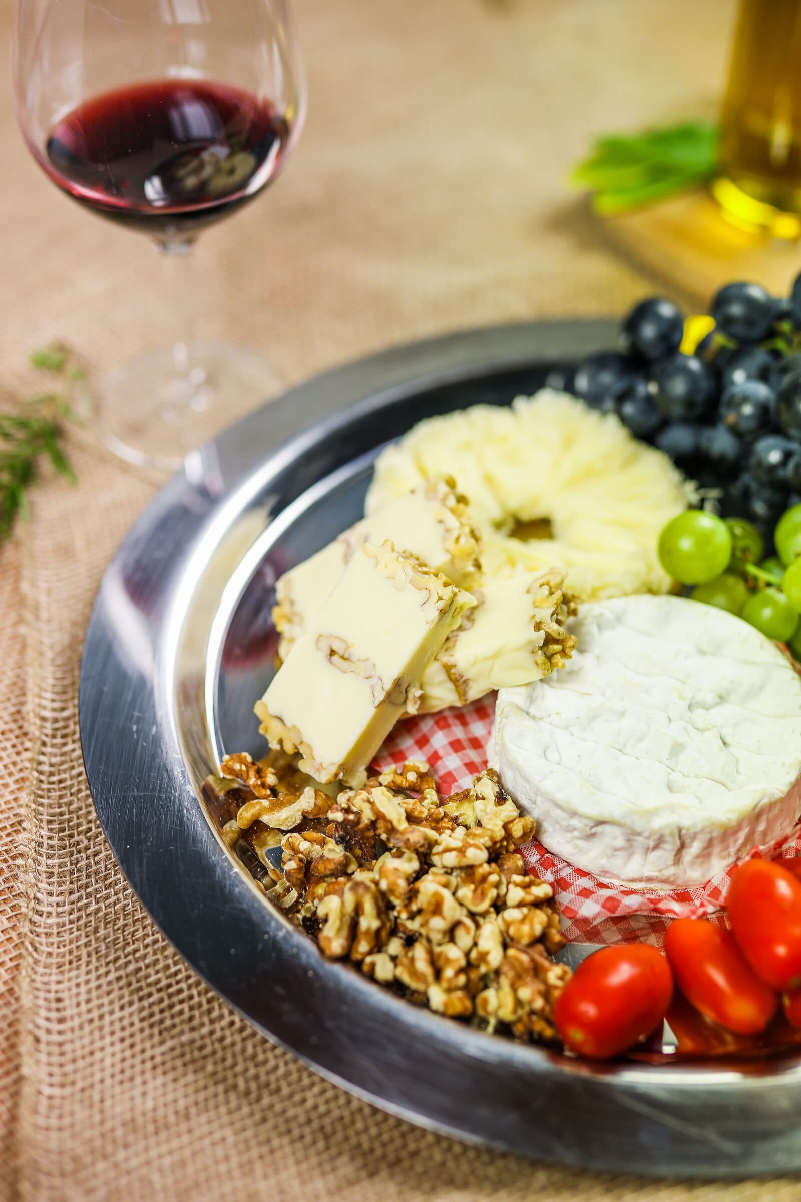Käseplatte mit Wein