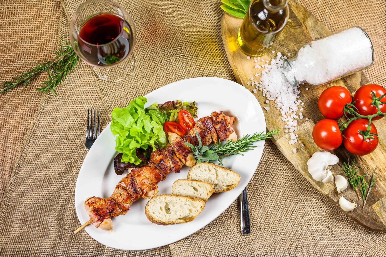 Grillspiess mit Salat und Hausbrot